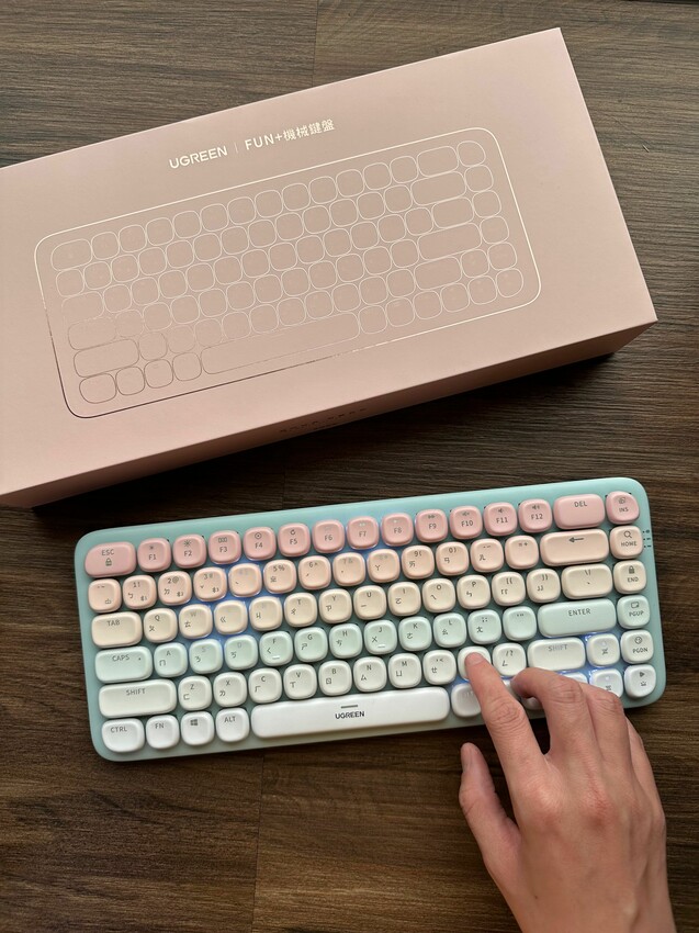 超可愛糖果色！綠聯UGREEN KU101 FUN+(夢幻樂園)機械鍵盤｜MAC 、Windows、有線無線自由切換｜自帶15種絢彩燈光！ - 萍姐愛分享