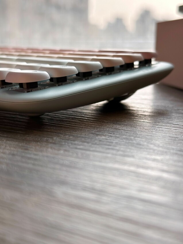 超可愛糖果色！綠聯UGREEN KU101 FUN+(夢幻樂園)機械鍵盤｜MAC 、Windows、有線無線自由切換｜自帶15種絢彩燈光！ - 萍姐愛分享