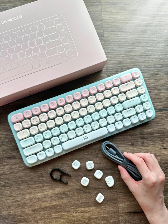 超可愛糖果色！綠聯UGREEN KU101 FUN+(夢幻樂園)機械鍵盤｜MAC 、Windows、有線無線自由切換｜自帶15種絢彩燈光！ - 萍姐愛分享