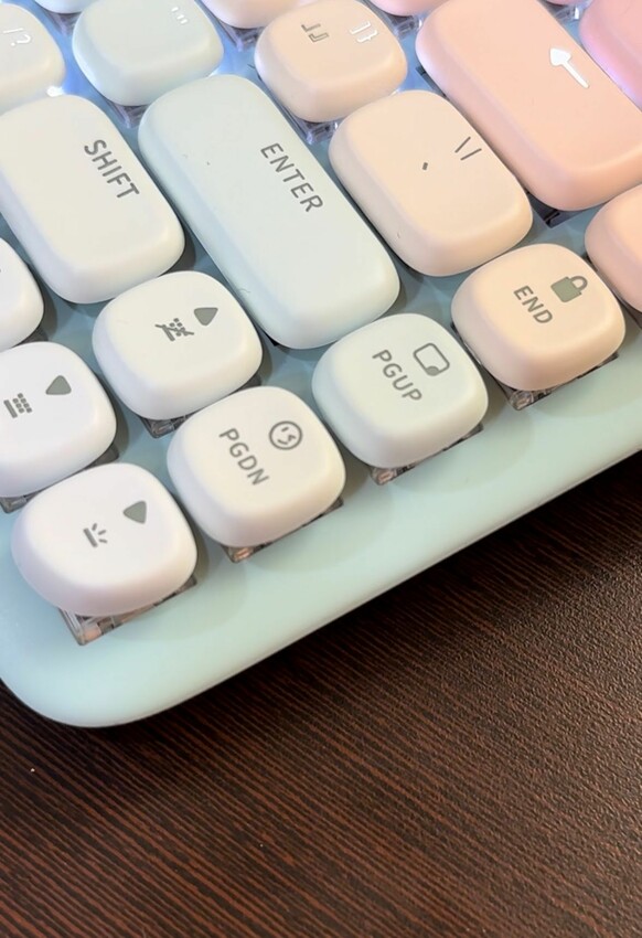 超可愛糖果色！綠聯UGREEN KU101 FUN+(夢幻樂園)機械鍵盤｜MAC 、Windows、有線無線自由切換｜自帶15種絢彩燈光！ - 萍姐愛分享
