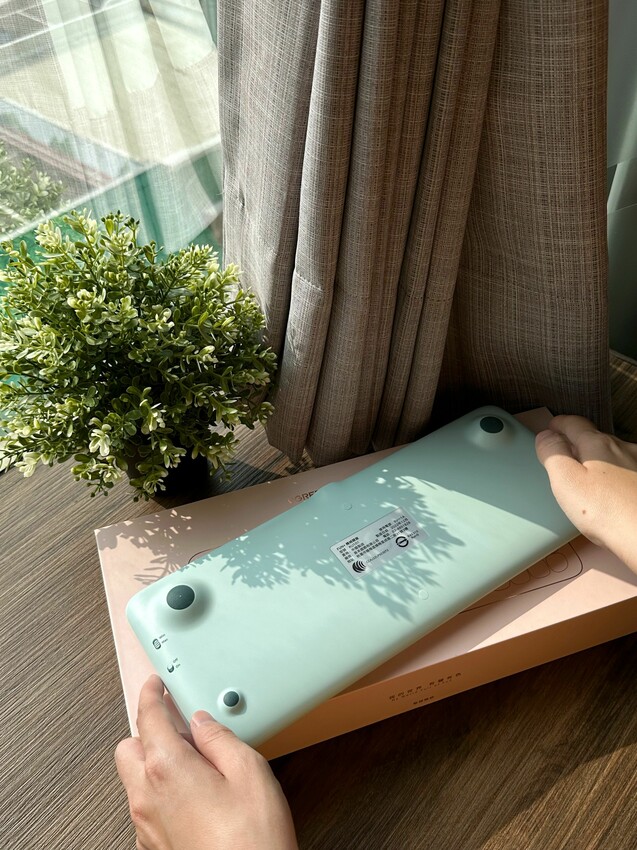 超可愛糖果色！綠聯UGREEN KU101 FUN+(夢幻樂園)機械鍵盤｜MAC 、Windows、有線無線自由切換｜自帶15種絢彩燈光！ - 萍姐愛分享