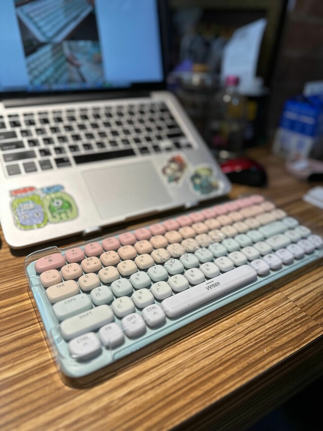 超可愛糖果色！綠聯UGREEN KU101 FUN+(夢幻樂園)機械鍵盤｜MAC 、Windows、有線無線自由切換｜自帶15種絢彩燈光！ - 萍姐愛分享