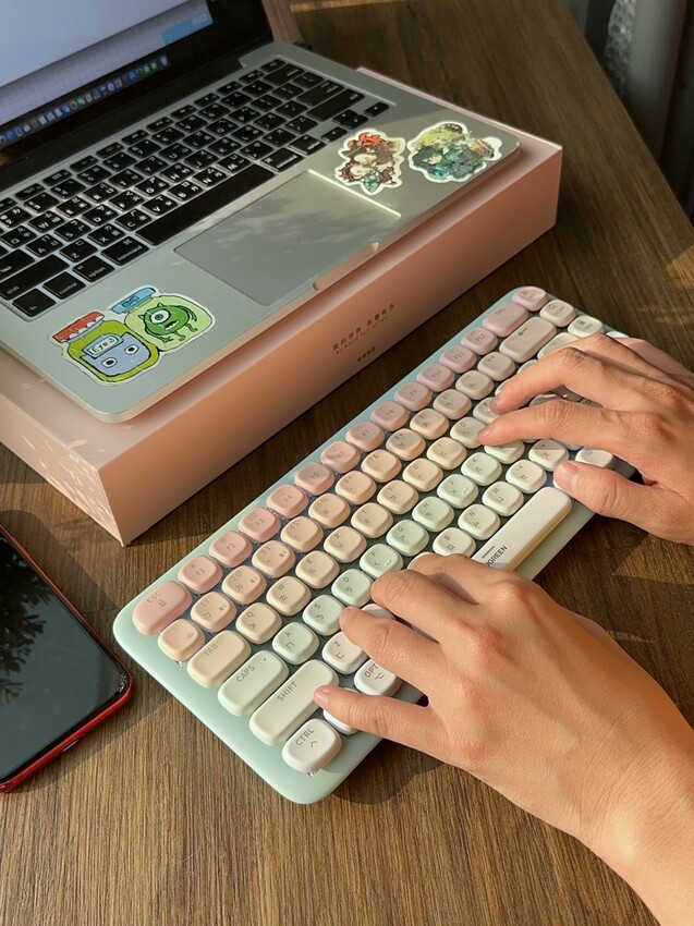 超可愛糖果色！綠聯UGREEN KU101 FUN+(夢幻樂園)機械鍵盤｜MAC 、Windows、有線無線自由切換｜自帶15種絢彩燈光！ - 萍姐愛分享