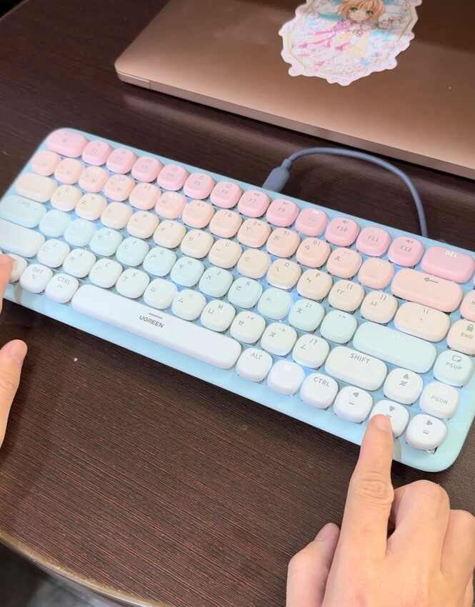 超可愛糖果色！綠聯UGREEN KU101 FUN+(夢幻樂園)機械鍵盤｜MAC 、Windows、有線無線自由切換｜自帶15種絢彩燈光！ - 萍姐愛分享