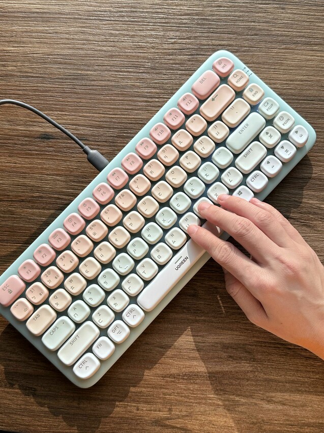 超可愛糖果色！綠聯UGREEN KU101 FUN+(夢幻樂園)機械鍵盤｜MAC 、Windows、有線無線自由切換｜自帶15種絢彩燈光！ - 萍姐愛分享
