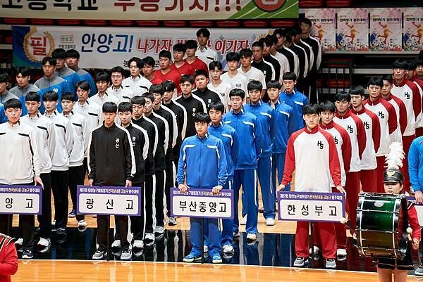 4-魯蛇大翻身_新聞稿照05_本作改編自2012年韓國全國高中籃球大賽中,釜山中央高中籃球隊的真實故事!