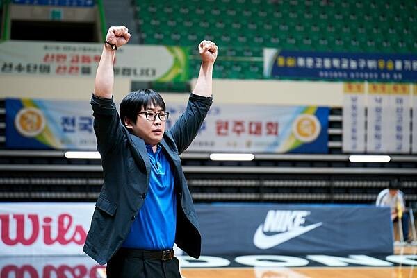 9-魯蛇大翻身_新聞稿照07_《請回答1988》安宰弘為新作一週胖十公斤!導演稱:宋康昊也辦不到!