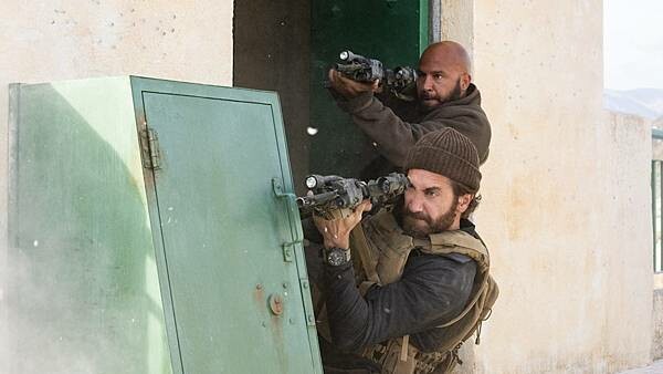 5-絕地營救_劇照 (4) _達爾薩利姆(上)、傑克葛倫霍(下)