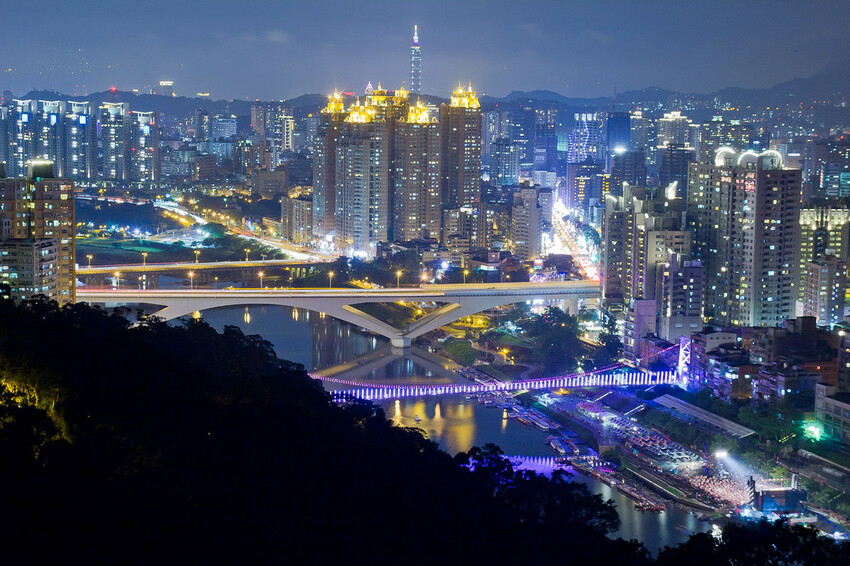 【北部景點】台北新北必去必拍夜景點│象山虎山│碧山巖│陽明山大屯山│劍潭山│老地方觀機平台│仙跡岩│金面山│