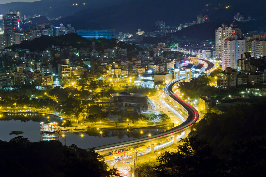 【北部景點】台北新北必去必拍夜景點│象山虎山│碧山巖│陽明山大屯山│劍潭山│老地方觀機平台│仙跡岩│金面山│