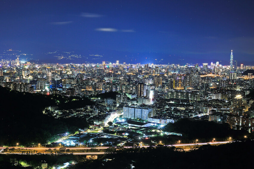 【北部景點】台北新北必去必拍夜景點│象山虎山│碧山巖│陽明山大屯山│劍潭山│老地方觀機平台│仙跡岩│金面山│