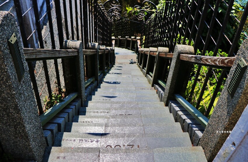 文武廟年梯步道‧366階生日步梯，找找自己的生日階梯，順到向山遊客中心踏踏青 - 敦 小 蓮の食旅錄