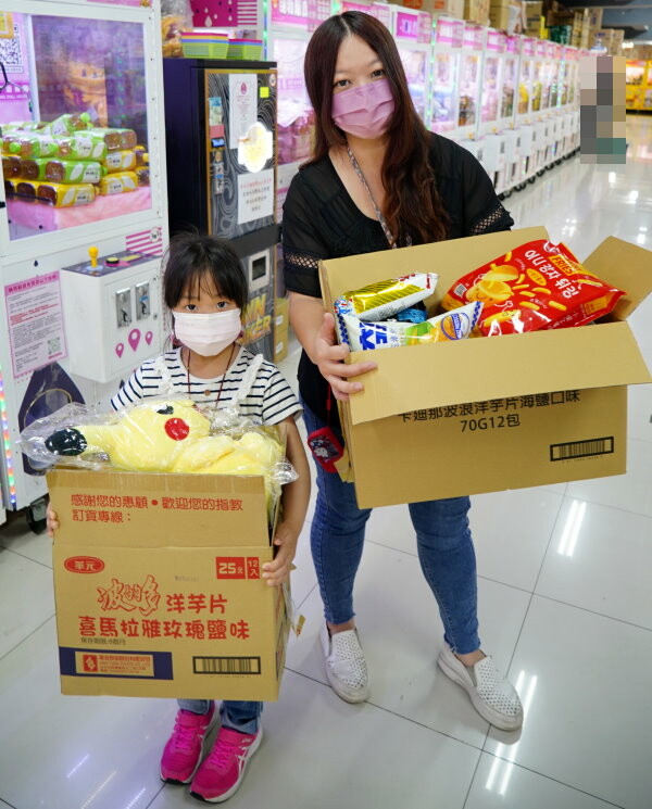 【台北饒河夜市】優品娃娃親子遊樂園.適合親子的夾餅乾娃娃機!