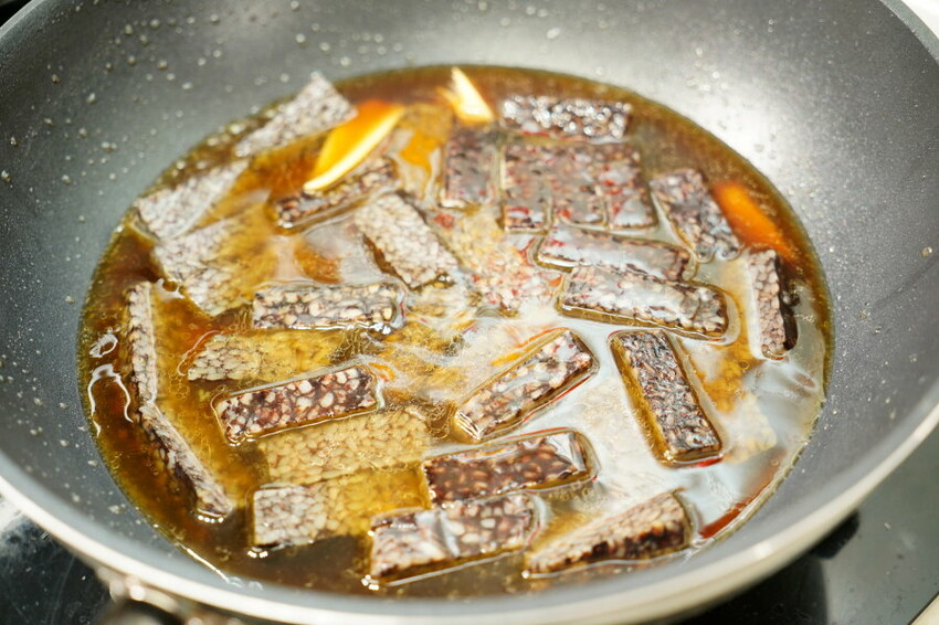 【食譜】麻油米血做法．邪惡夜市小吃在家輕鬆做!兩種做法任你挑~