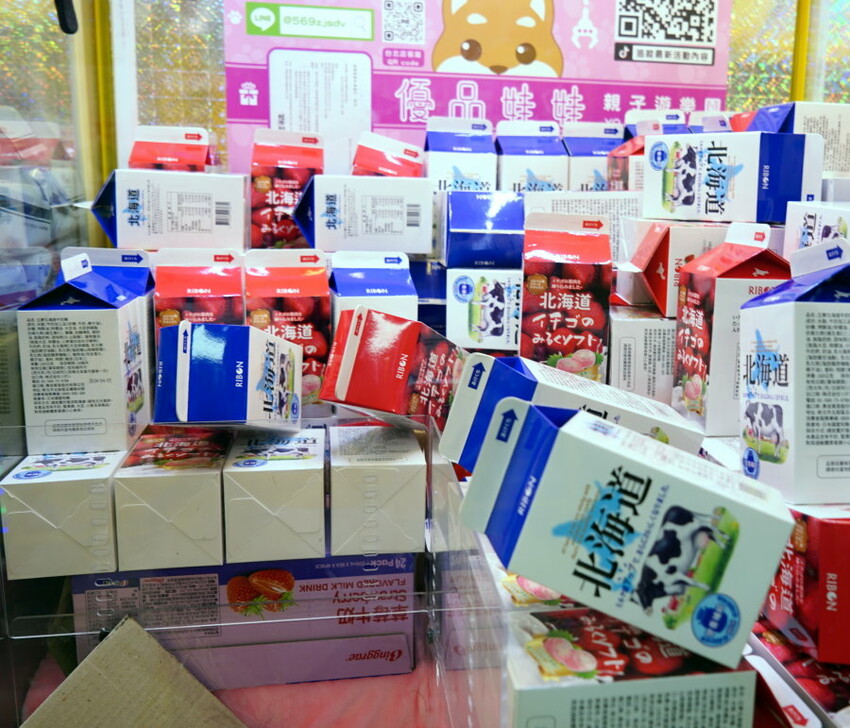 【台北饒河夜市】優品娃娃親子遊樂園.適合親子的夾餅乾娃娃機!