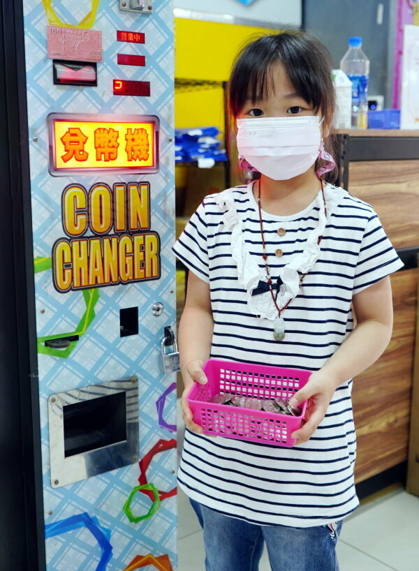 【台北饒河夜市】優品娃娃親子遊樂園.適合親子的夾餅乾娃娃機!