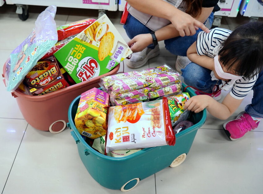 【台北饒河夜市】優品娃娃親子遊樂園.適合親子的夾餅乾娃娃機!
