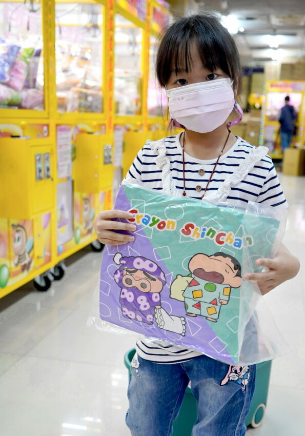 【台北饒河夜市】優品娃娃親子遊樂園.適合親子的夾餅乾娃娃機!