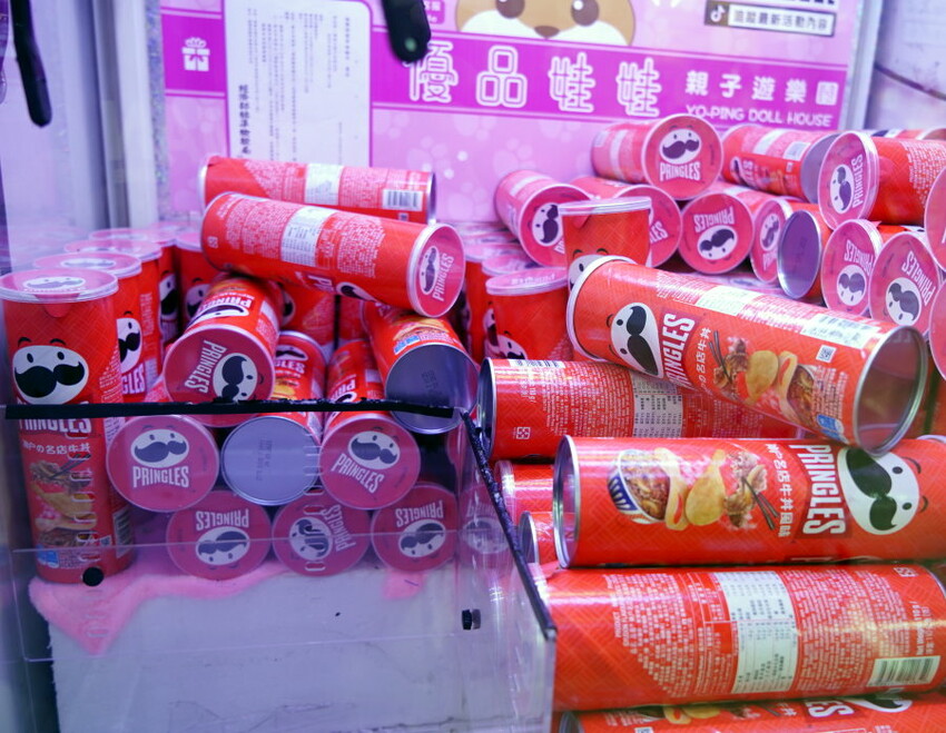 【台北饒河夜市】優品娃娃親子遊樂園.適合親子的夾餅乾娃娃機!