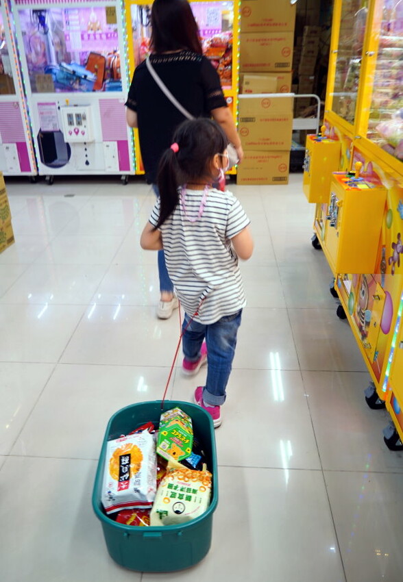 【台北饒河夜市】優品娃娃親子遊樂園.適合親子的夾餅乾娃娃機!