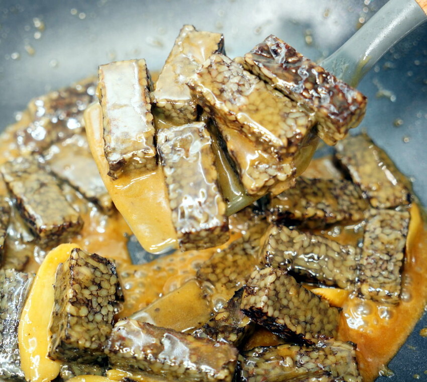 【食譜】麻油米血做法．邪惡夜市小吃在家輕鬆做!兩種做法任你挑~