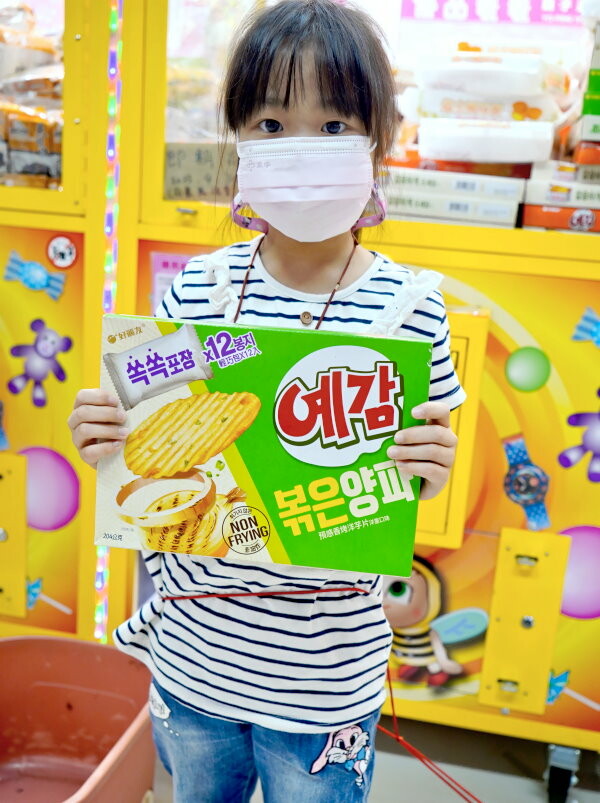 【台北饒河夜市】優品娃娃親子遊樂園.適合親子的夾餅乾娃娃機!