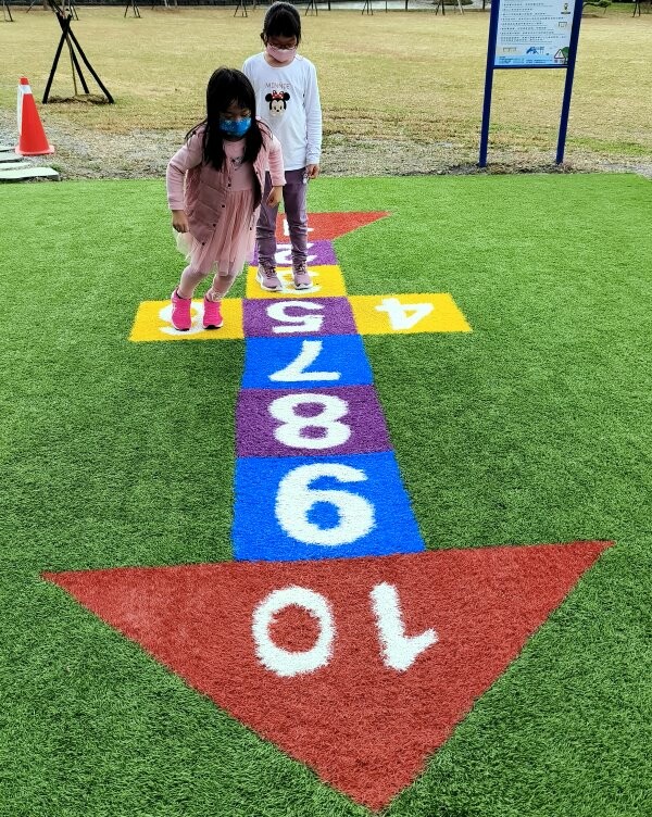 【南投景點】名間親子生態園區．彩虹溜滑梯、沙坑，放電好地方!