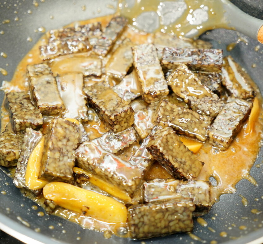 【食譜】麻油米血做法．邪惡夜市小吃在家輕鬆做!兩種做法任你挑~