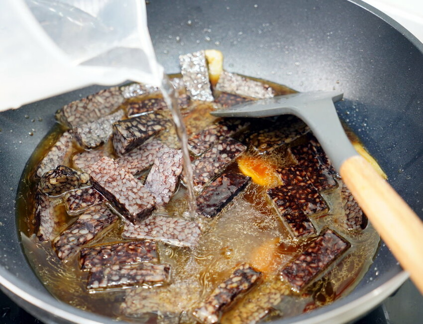 【食譜】麻油米血做法．邪惡夜市小吃在家輕鬆做!兩種做法任你挑~