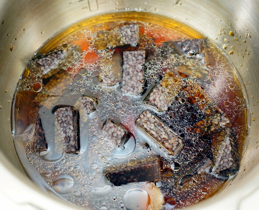 【食譜】麻油米血做法．邪惡夜市小吃在家輕鬆做!兩種做法任你挑~