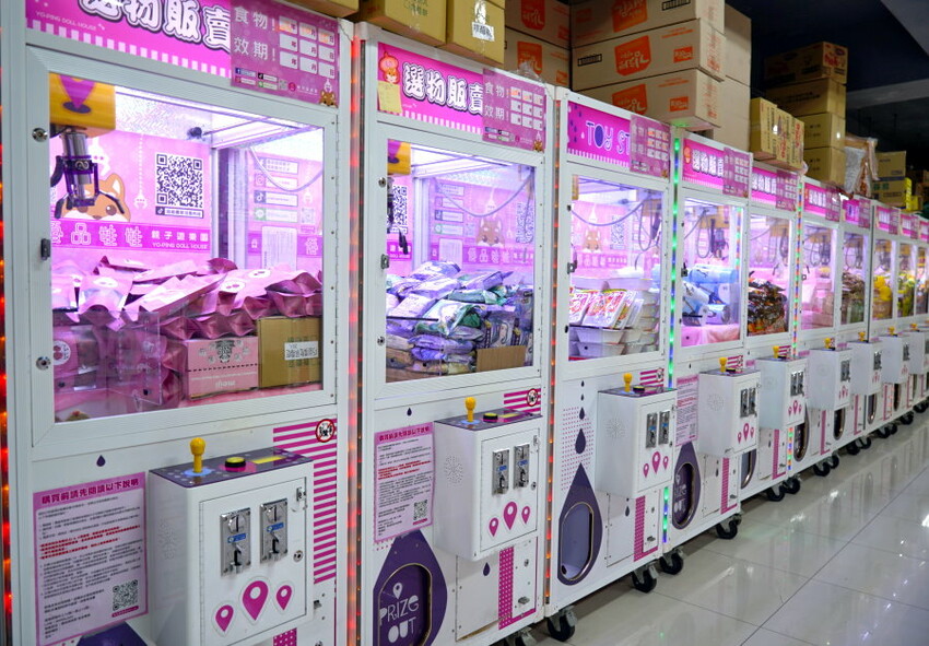 【台北饒河夜市】優品娃娃親子遊樂園.適合親子的夾餅乾娃娃機!