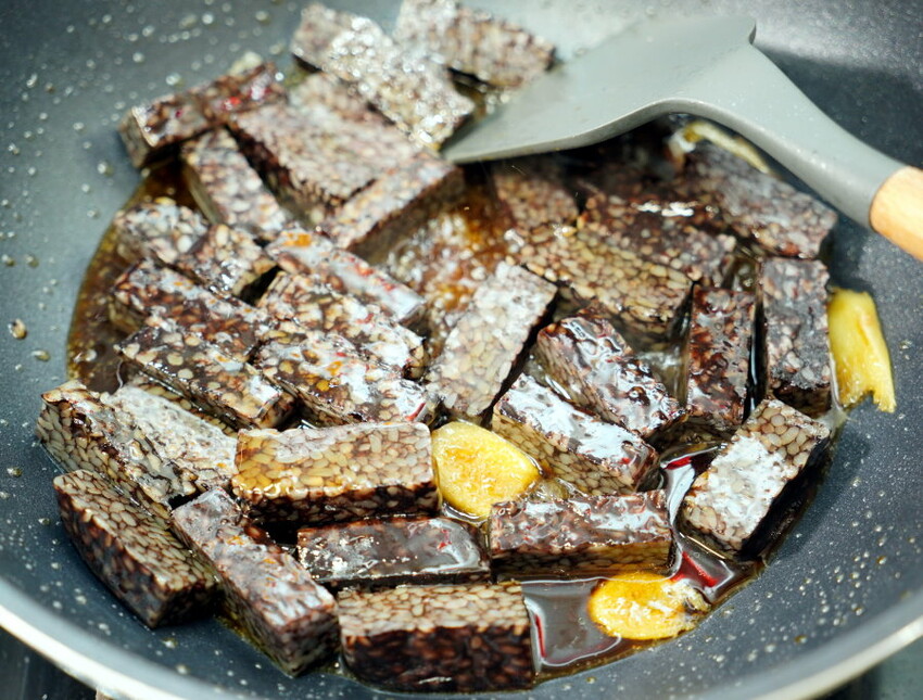 【食譜】麻油米血做法．邪惡夜市小吃在家輕鬆做!兩種做法任你挑~