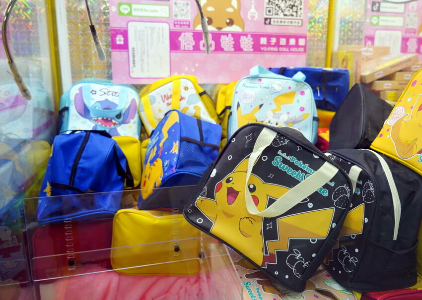 【台北饒河夜市】優品娃娃親子遊樂園.適合親子的夾餅乾娃娃機!