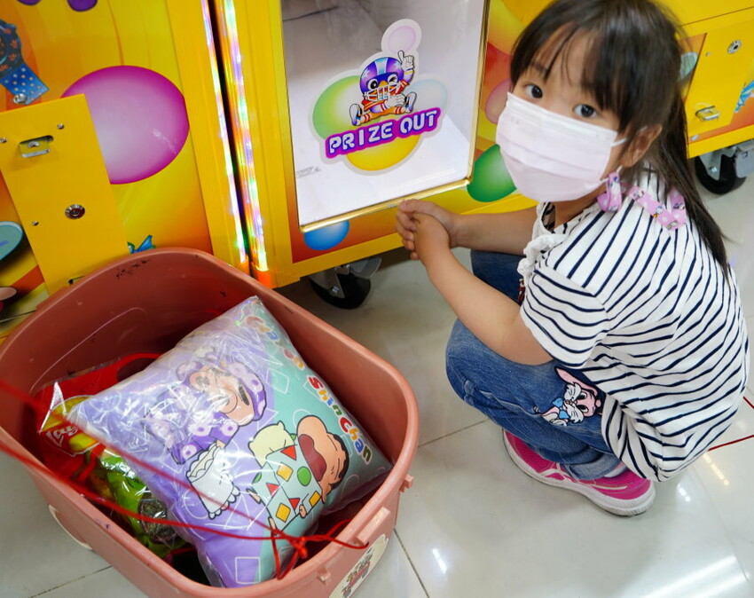 【台北饒河夜市】優品娃娃親子遊樂園.適合親子的夾餅乾娃娃機!
