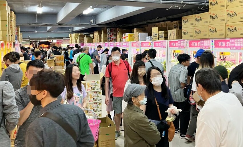 【台北饒河夜市】優品娃娃親子遊樂園.適合親子的夾餅乾娃娃機!