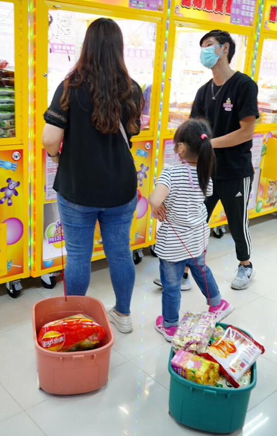 【台北饒河夜市】優品娃娃親子遊樂園.適合親子的夾餅乾娃娃機!