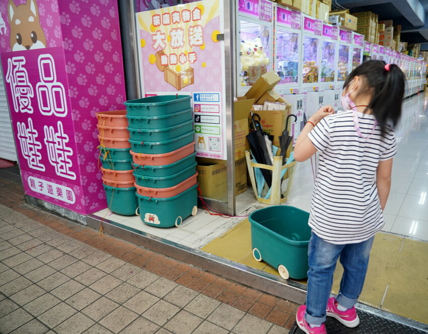 【台北饒河夜市】優品娃娃親子遊樂園.適合親子的夾餅乾娃娃機!
