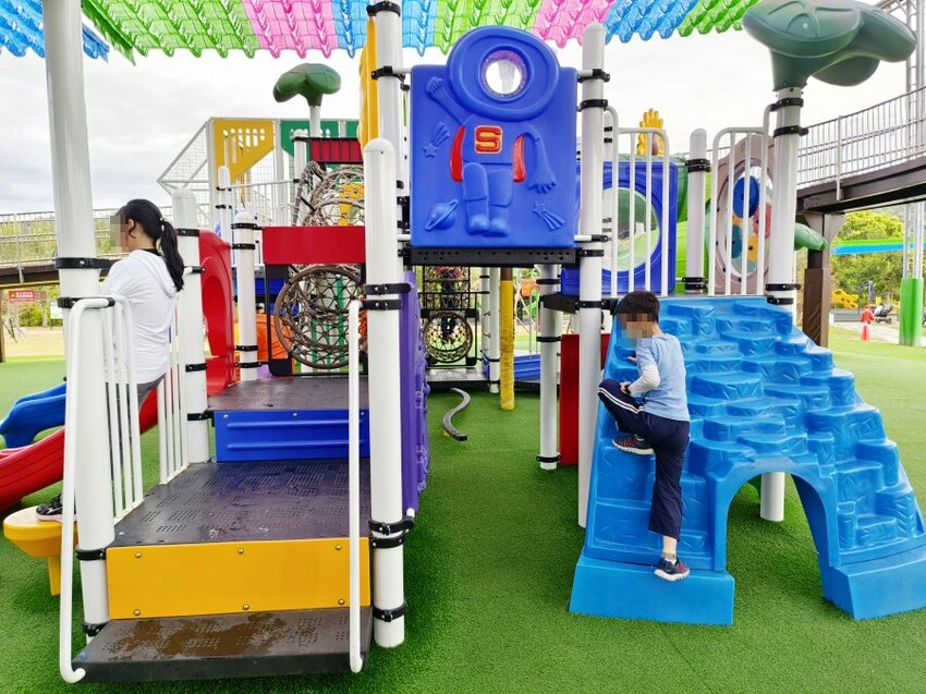 【南投景點】名間親子生態園區．彩虹溜滑梯、沙坑，放電好地方!