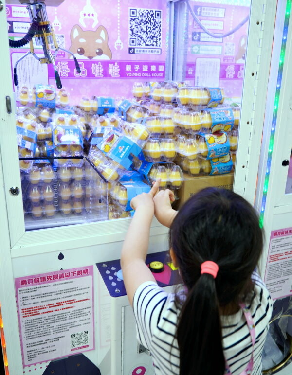 【台北饒河夜市】優品娃娃親子遊樂園.適合親子的夾餅乾娃娃機!
