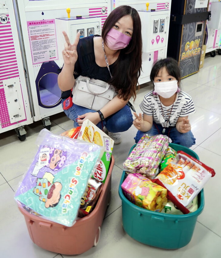 【台北饒河夜市】優品娃娃親子遊樂園.適合親子的夾餅乾娃娃機!