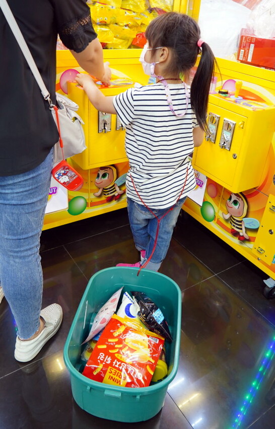 【台北饒河夜市】優品娃娃親子遊樂園.適合親子的夾餅乾娃娃機!