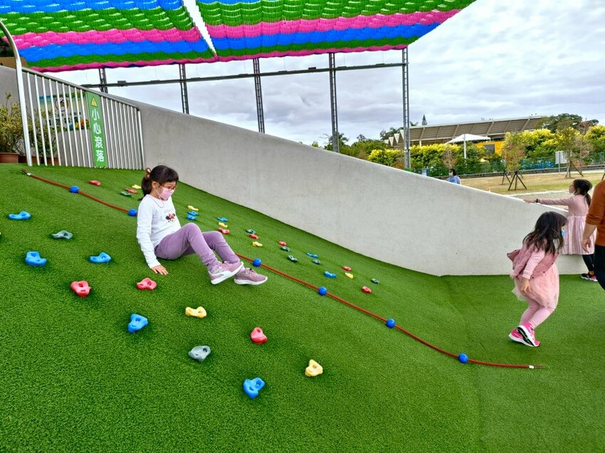 【南投景點】名間親子生態園區．彩虹溜滑梯、沙坑，放電好地方!