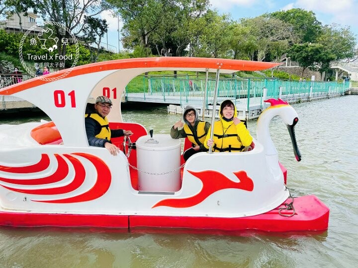 免門票，好停車！友善全齡環湖步道，騎自行車，玩SUP，踩天鵝船，180度賞景，人文休閒青草湖 @魚兒 x 牽手明太子的「視」界旅行