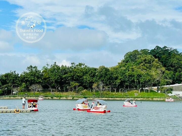 免門票，好停車！友善全齡環湖步道，騎自行車，玩SUP，踩天鵝船，180度賞景，人文休閒青草湖 @魚兒 x 牽手明太子的「視」界旅行