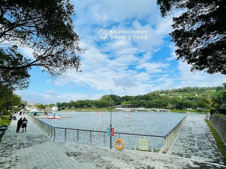 免門票，好停車！友善全齡環湖步道，騎自行車，玩SUP，踩天鵝船，180度賞景，人文休閒青草湖 @魚兒 x 牽手明太子的「視」界旅行