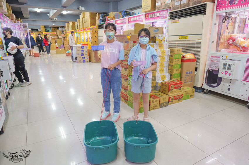 台北夾娃娃人氣店!優品娃娃親子遊樂園台北店,超好夾零食、泡麵、玩具、生活百貨!! @緹雅瑪 美食旅遊趣