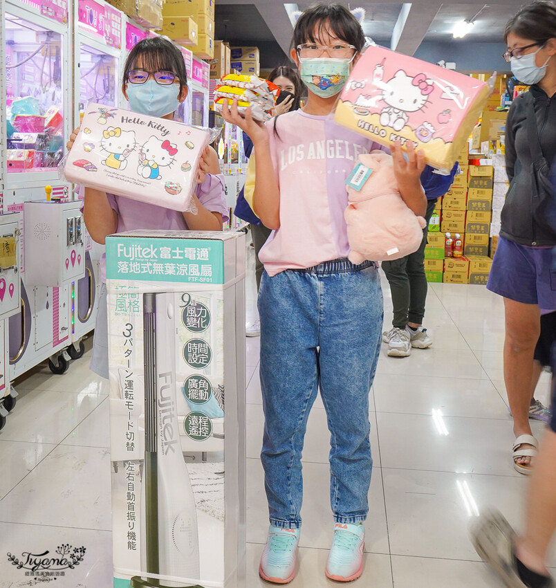 台北夾娃娃人氣店!優品娃娃親子遊樂園台北店,超好夾零食、泡麵、玩具、生活百貨!! @緹雅瑪 美食旅遊趣