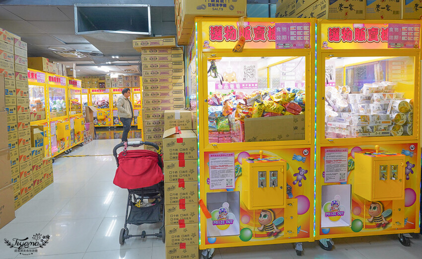 台北夾娃娃人氣店!優品娃娃親子遊樂園台北店,超好夾零食、泡麵、玩具、生活百貨!! @緹雅瑪 美食旅遊趣
