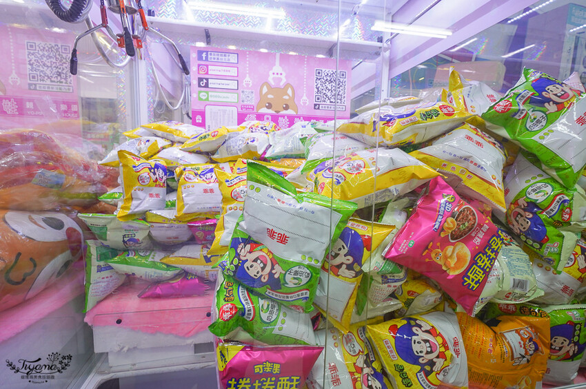 台北夾娃娃人氣店!優品娃娃親子遊樂園台北店,超好夾零食、泡麵、玩具、生活百貨!! @緹雅瑪 美食旅遊趣