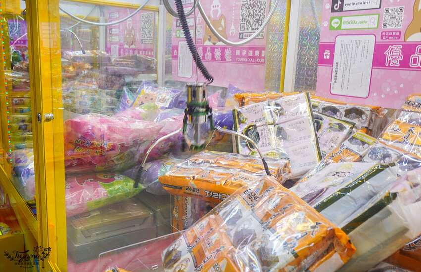 台北夾娃娃人氣店!優品娃娃親子遊樂園台北店,超好夾零食、泡麵、玩具、生活百貨!! @緹雅瑪 美食旅遊趣